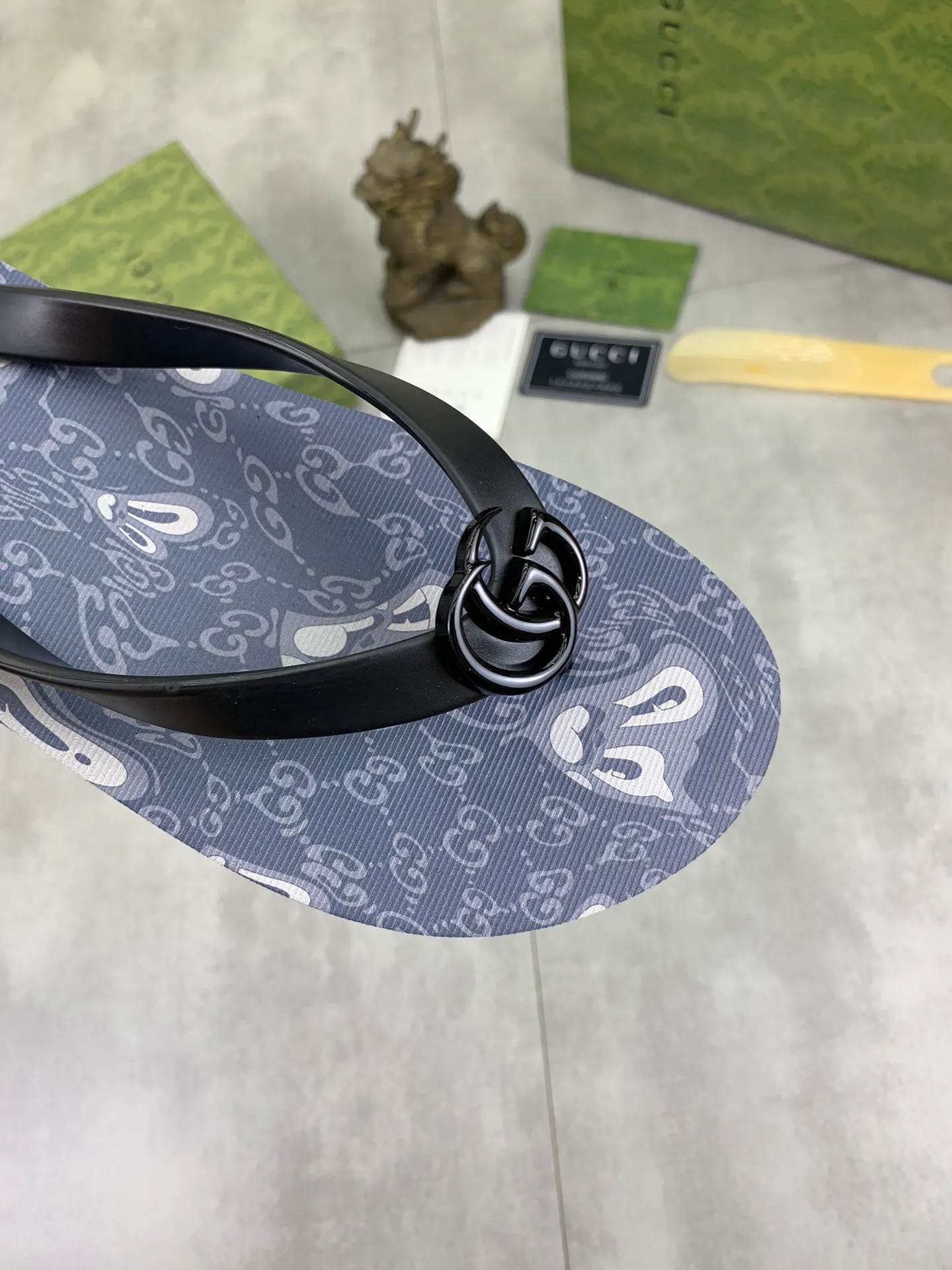 Men's men's shoes 💰P220💰【New style】🆘【GUCCI】Official website's popular Gucci adult couple 🧑‍🤝‍🧑 style, children's flip-flops are on sale at the counter simultaneously! Original fabric imported from Italy. Original bottom provided by the original factory. Size: Adult 36-45. Children’s size: 30-37. Multiple colors available.